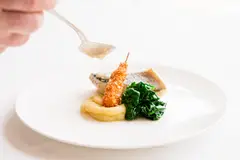 Piatto gourmet servito dallo chef