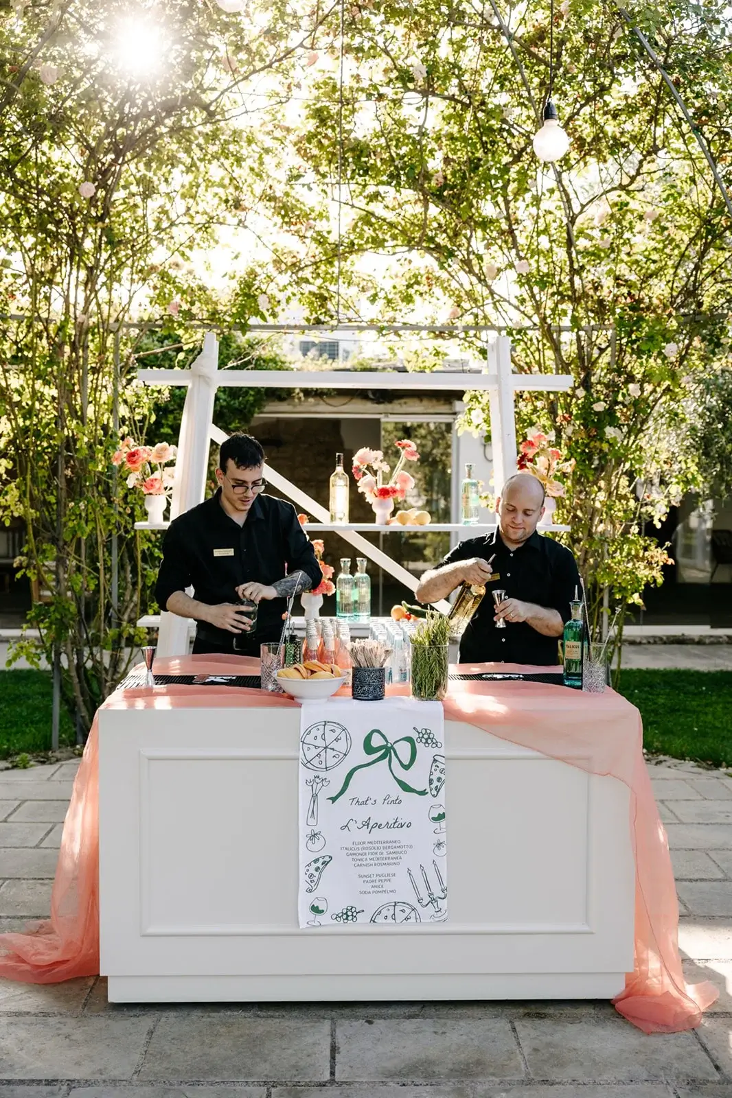 Postazione catering con staff a un evento in giardino