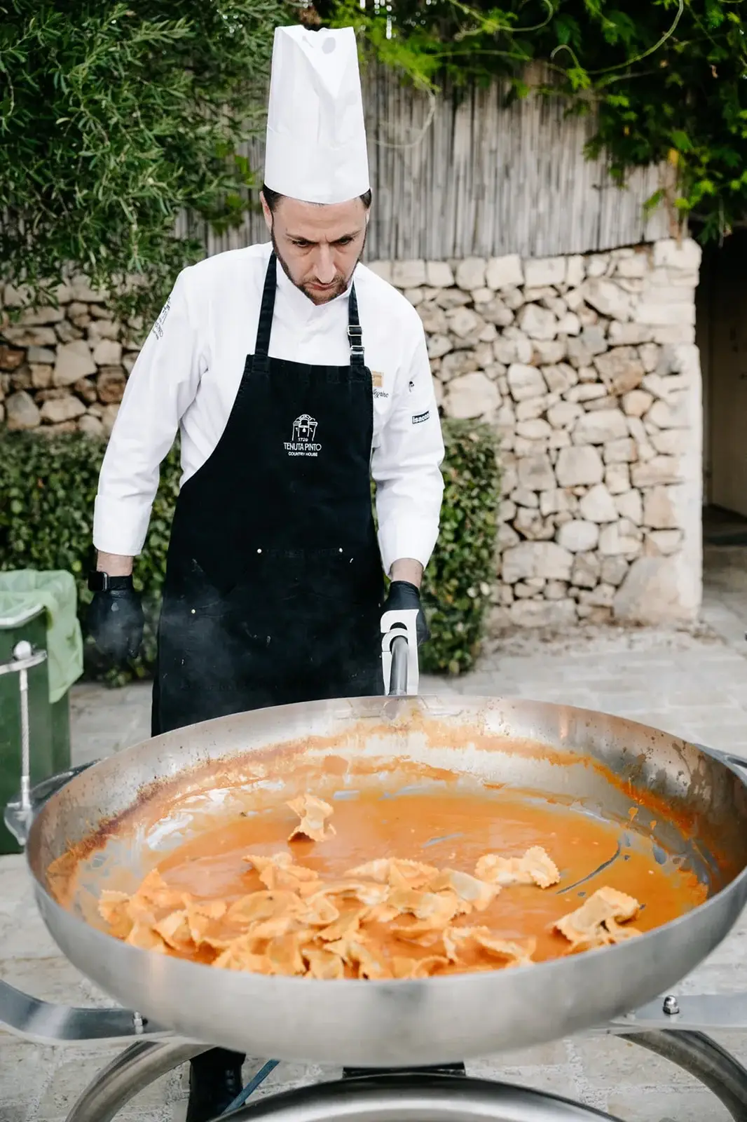 Chef che cucina dal vivo a un ricevimento